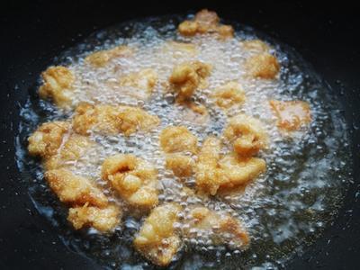 鍋中放油至可淹到雞塊的一半，燒熱，下雞塊半煎炸至金黃翻面，續煎雞塊至兩面金黃