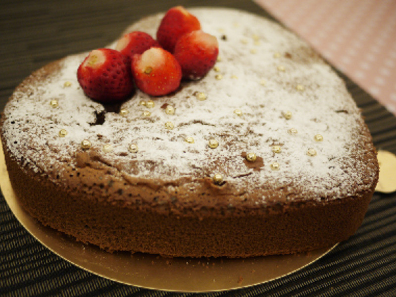 这款浓情巧克力蛋糕口感类似的岩浆巧克力蛋糕一样内馅是带点滑顺又