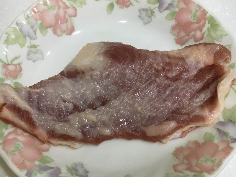 选购二层肉最好是表面有一层薄薄的白色肥油,吃起来比较不会柴,口感