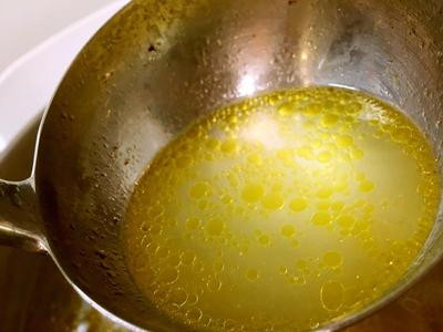 这是捞起来的浮油,如果喜欢喝鸡汤比较富有油脂的人的话可以选择不捞