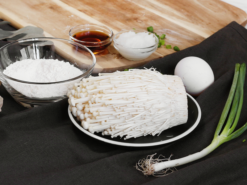 新鲜金针菇(真空包1包),中筋面粉 (一碗),蛋(一颗),葱(切葱花),白萝卜